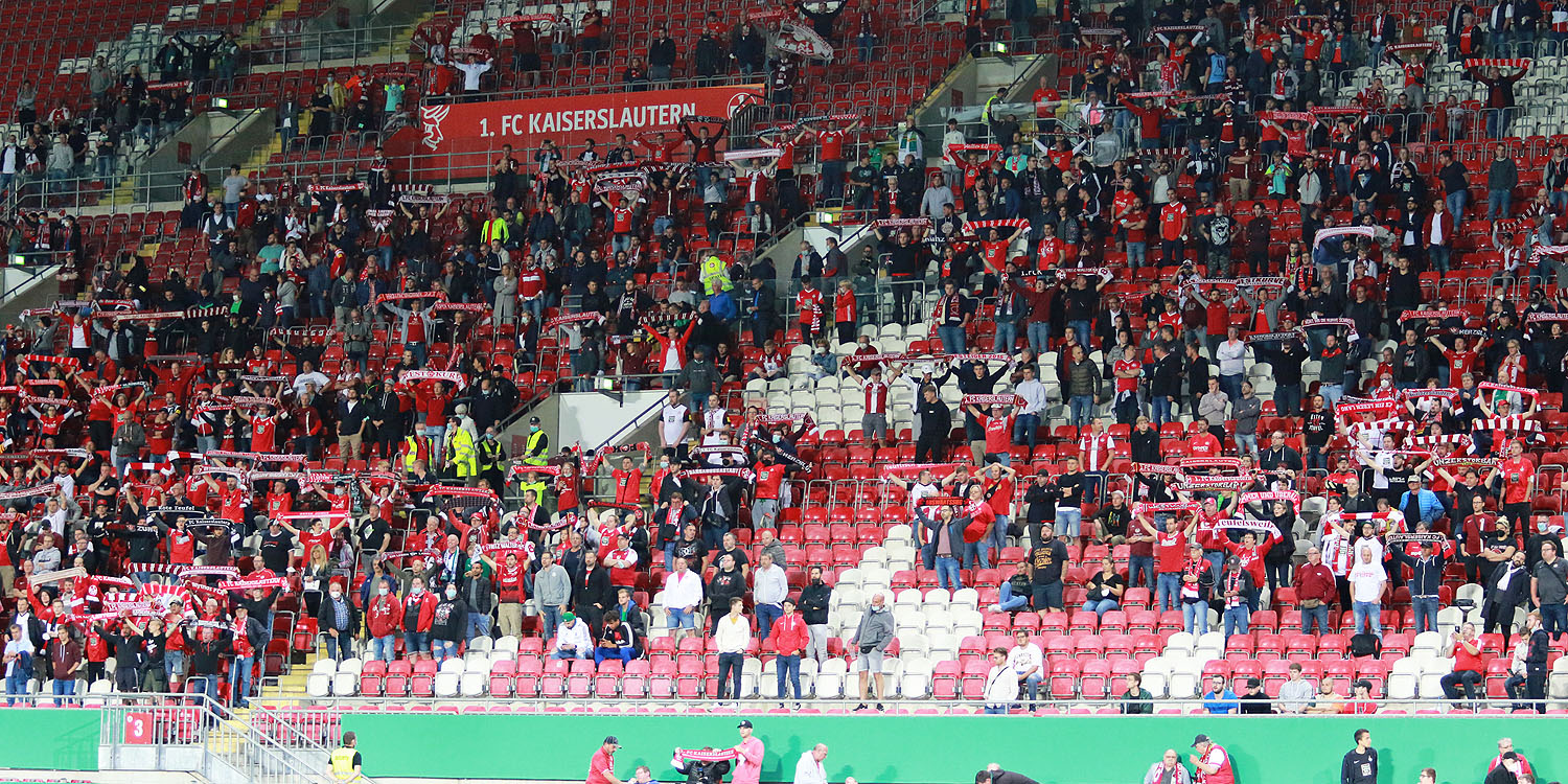 Schalparade nach dem Schlusspfiff auf der Südtribüne