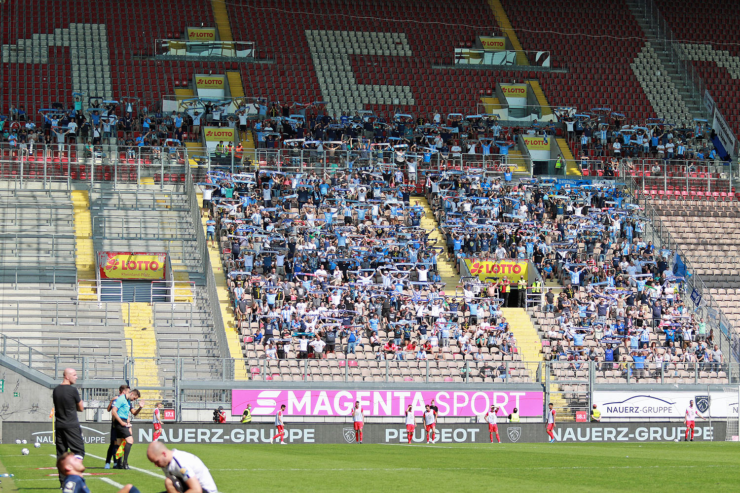 Schalparade der 1860-Fans im Gästeblock