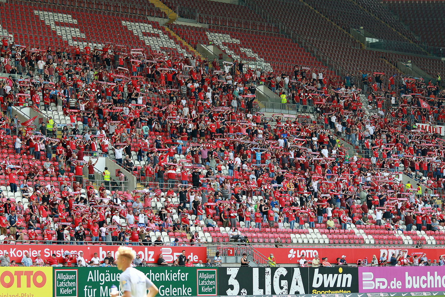 Schalparade auf der Südtribüne