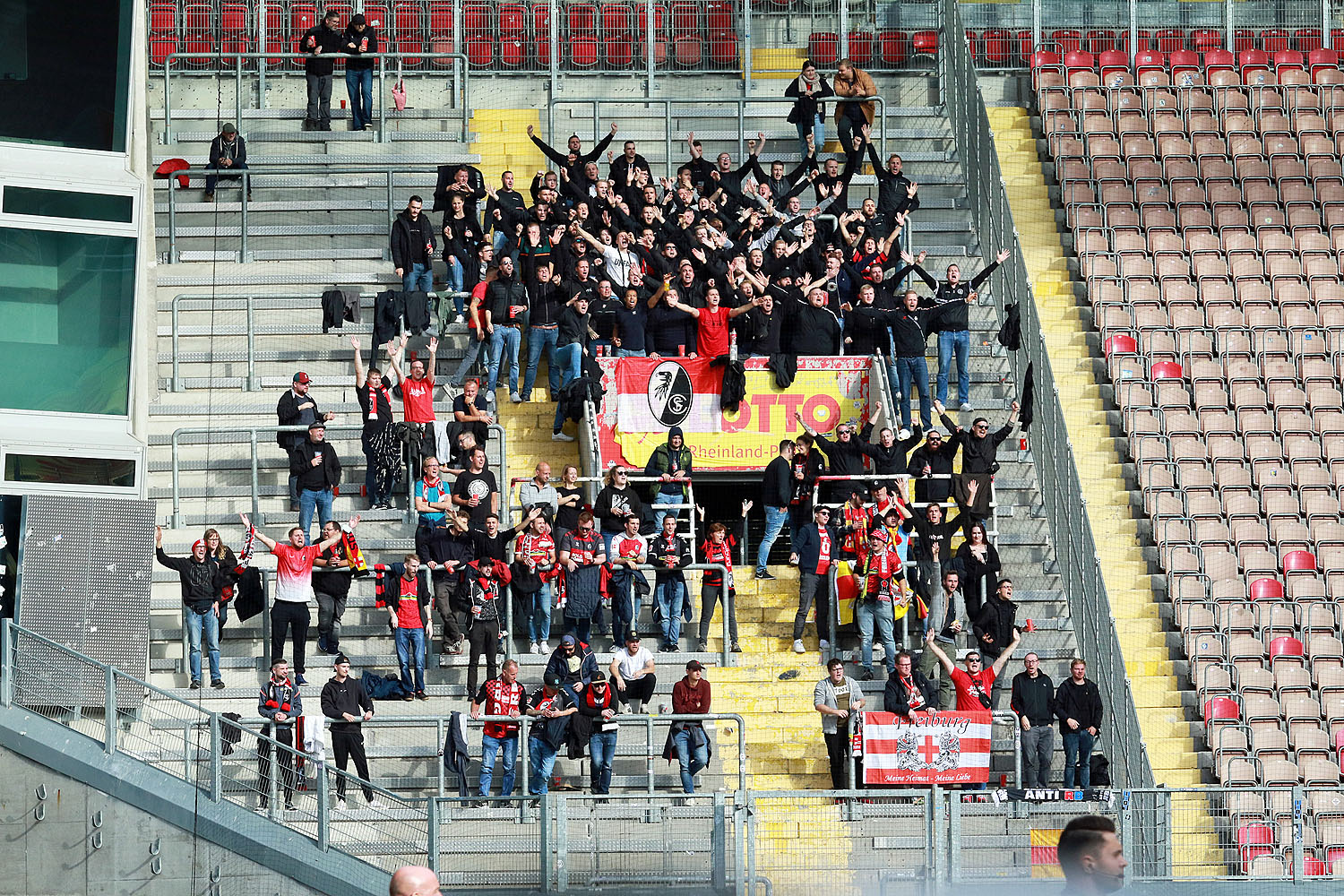 Gästeblock der Freiburger mit kurzfristig angereisten Ultras