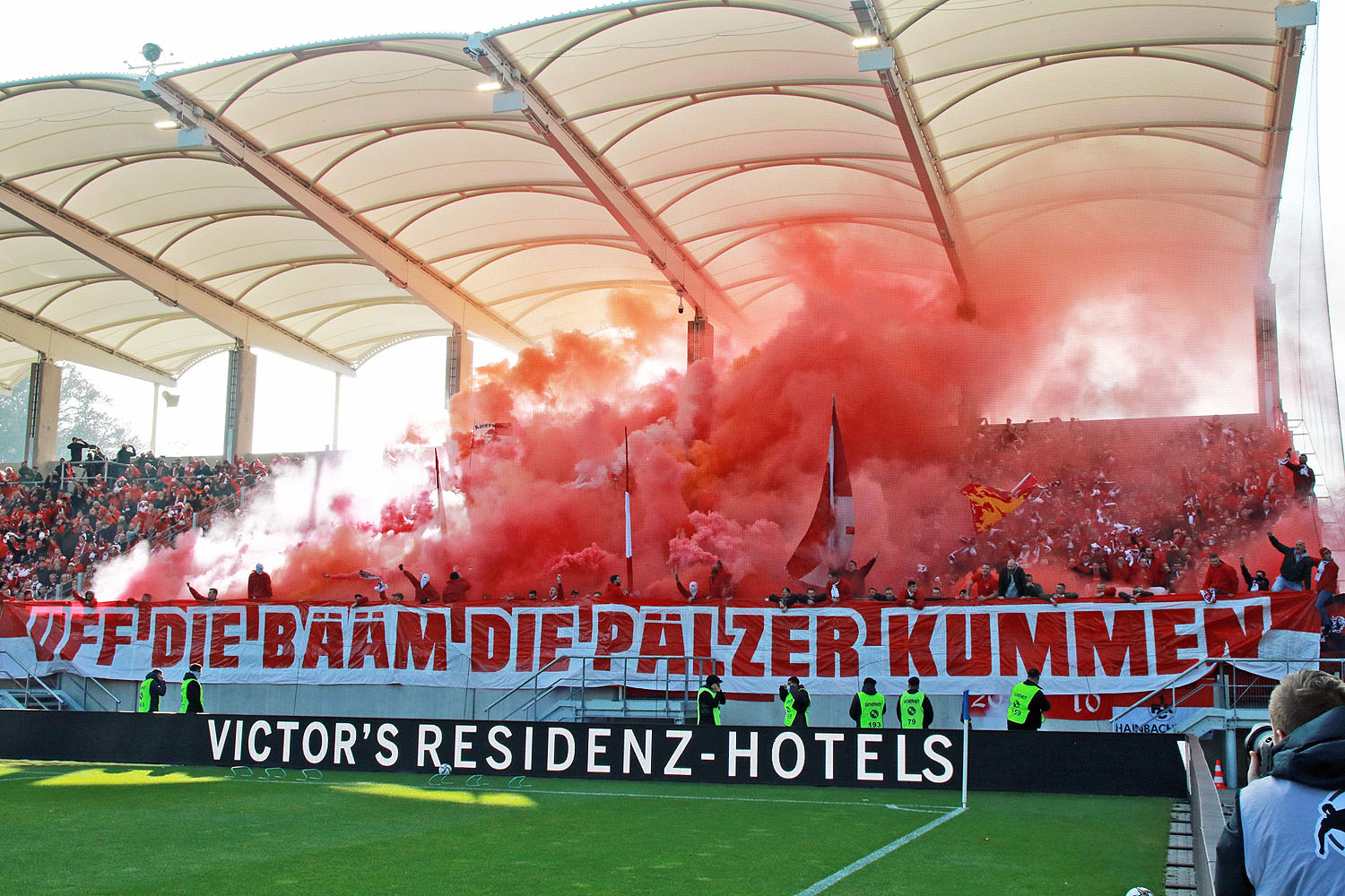 Choreografie und Pyro-Show vor Anpfiff