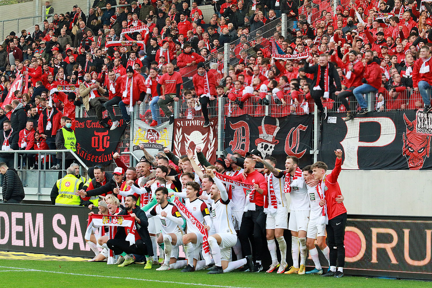 Gruppenbild mit der Mannschaft vorm Gästeblock nach Spielende