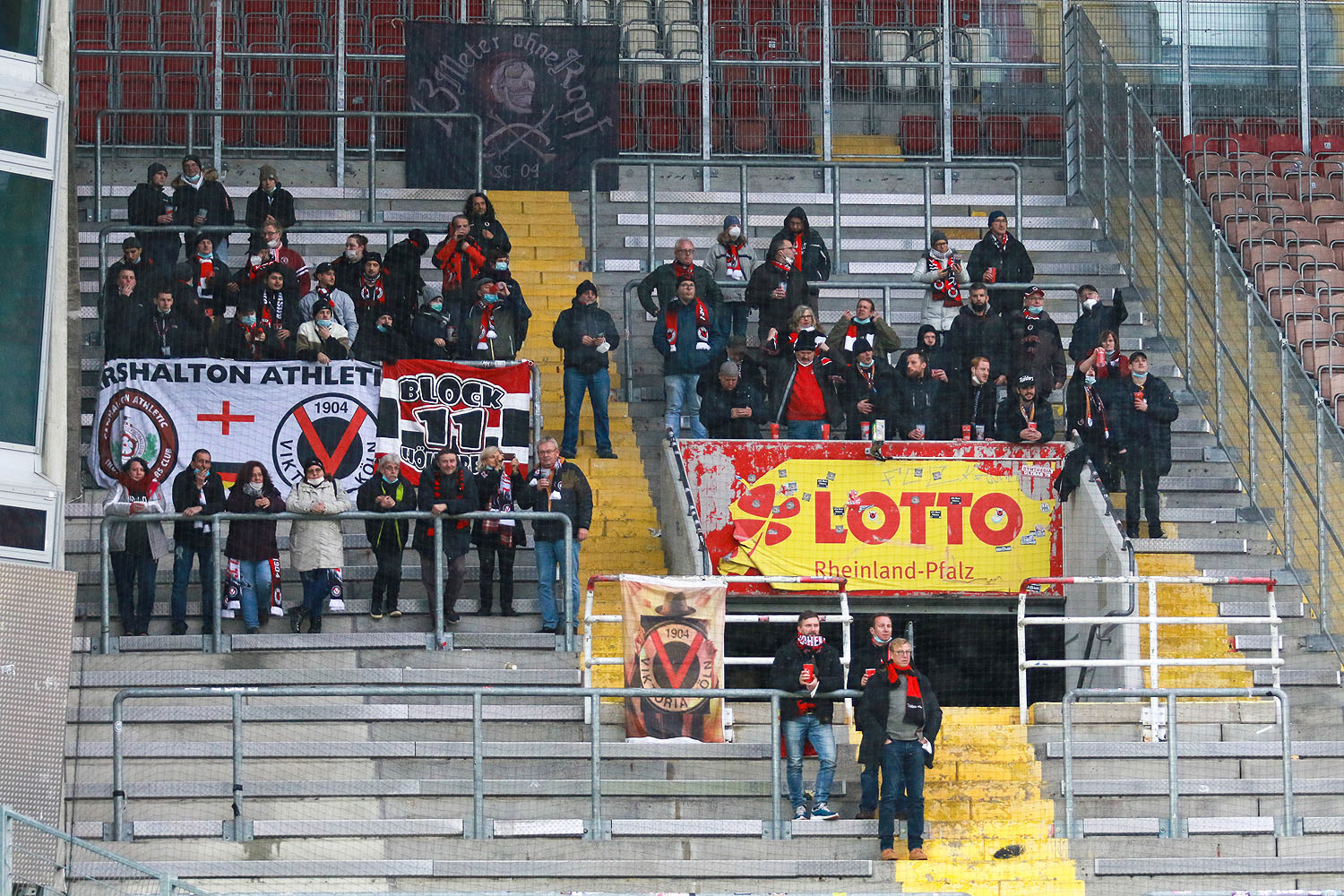 Fans von Viktoria Köln im Gästeblock