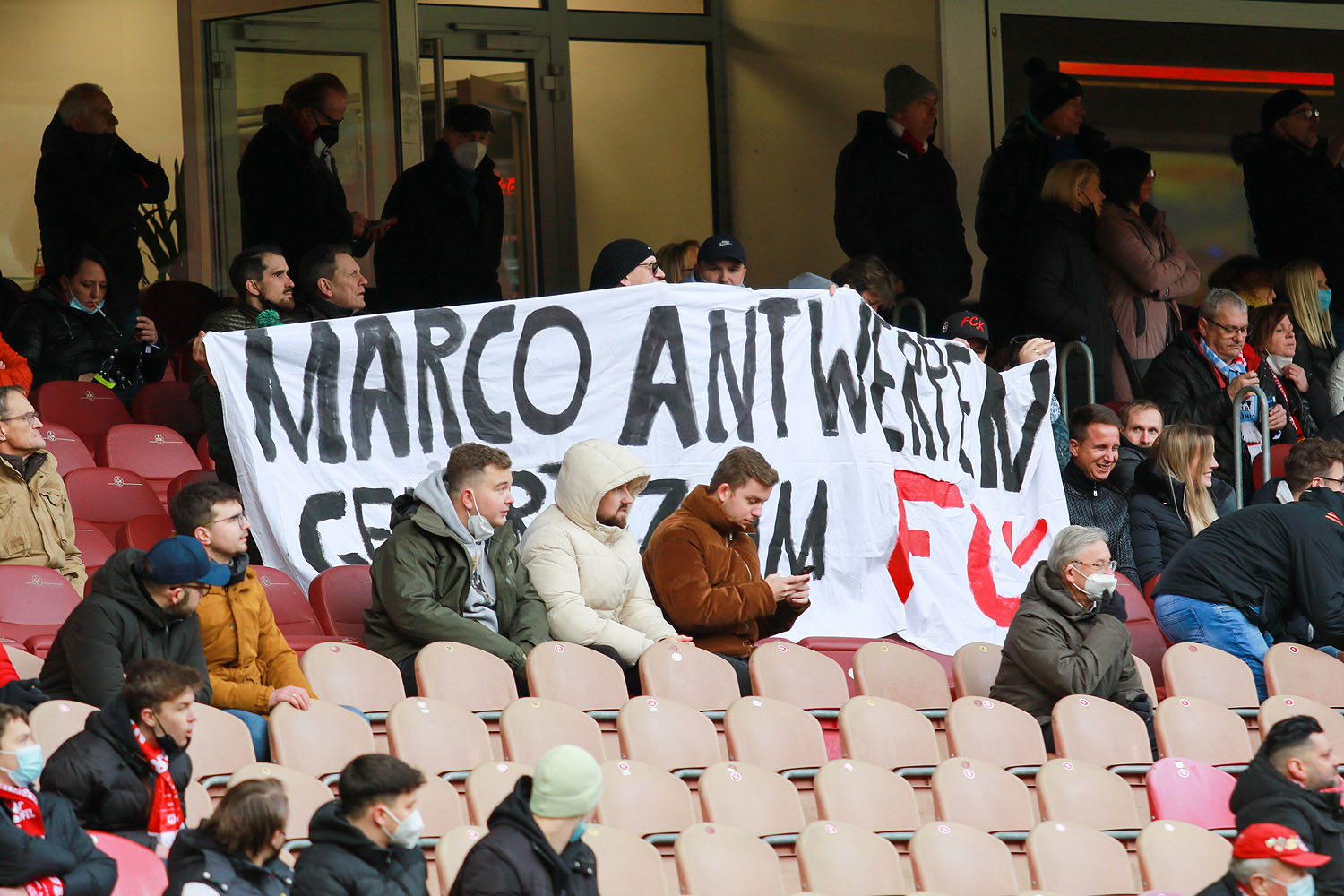 Spruchband auf der Nordtribüne: Marco Antwerpen gehört zum FCK