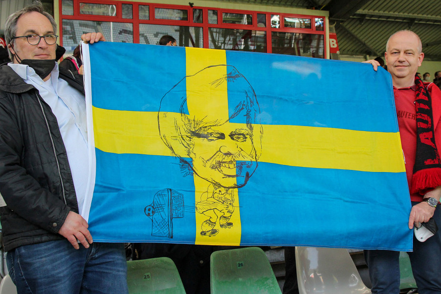 FCK-Fans mit Schweden-Fahne in Gedenken an Ronnie Hellström