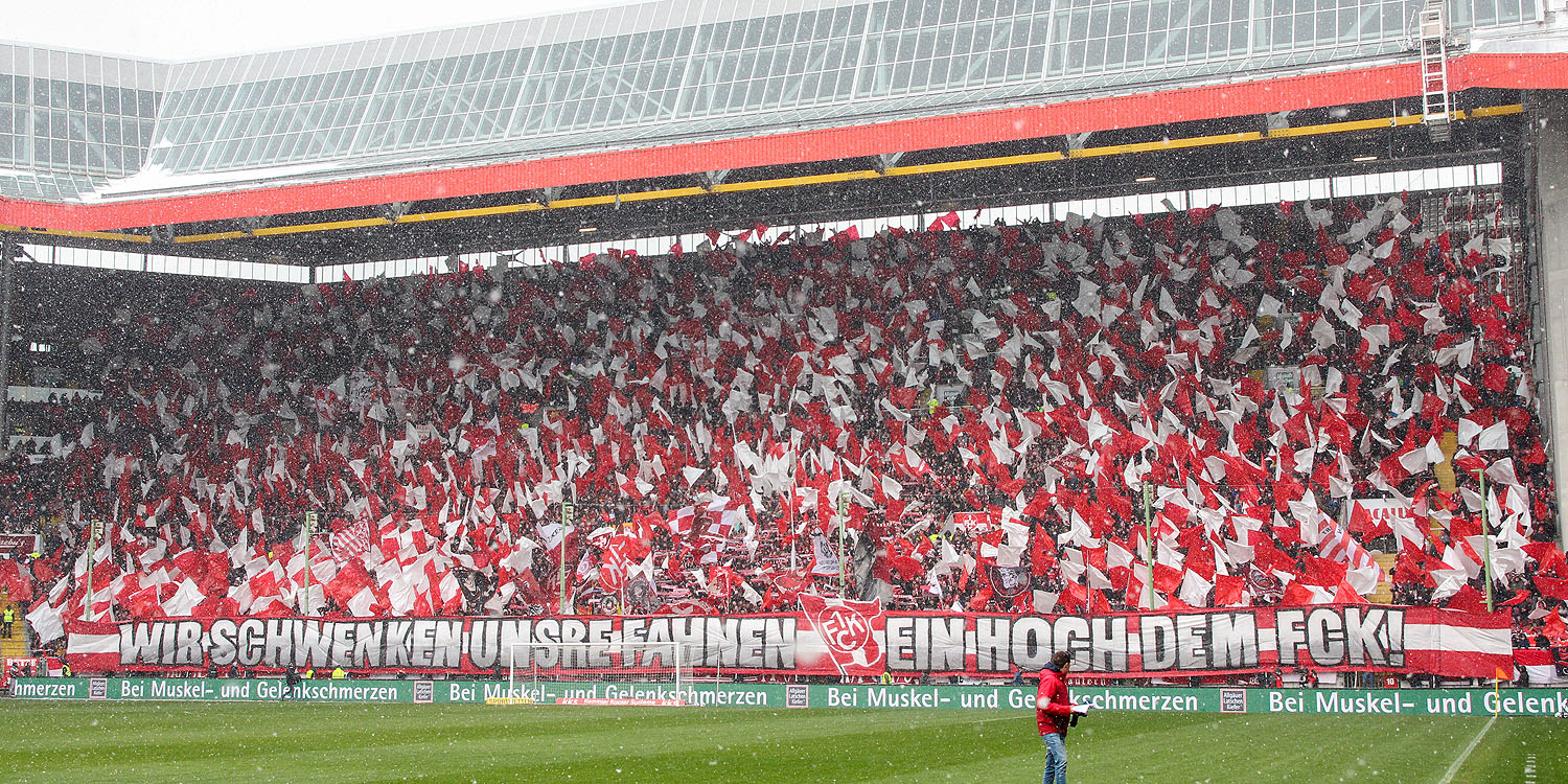 Choreo in der Westkurve: Wir schwenken unsere Fahnen - ein Hoch dem FCK!