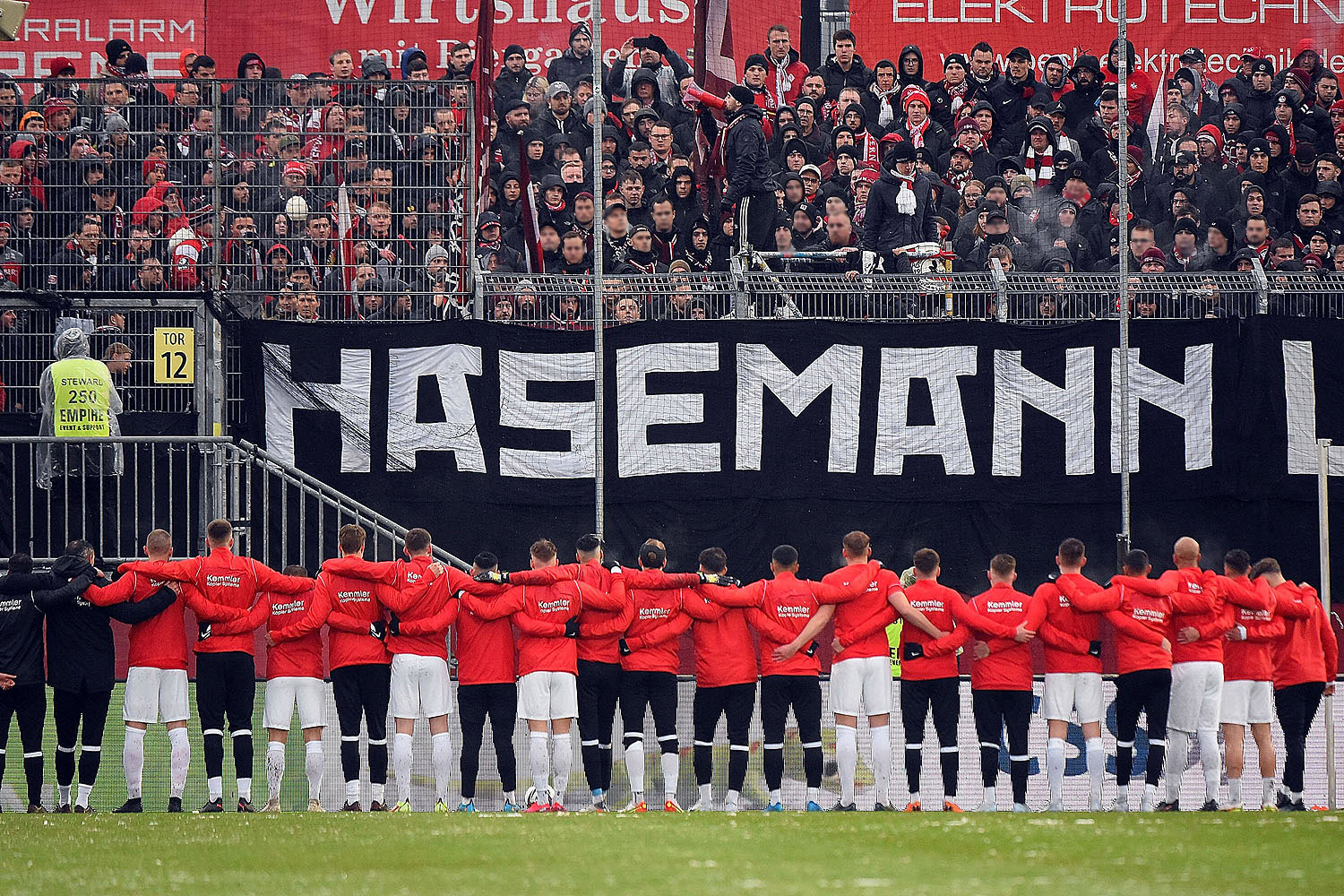 Mannschaft und Fans gedenken Daniel mit einer Schweigeminute