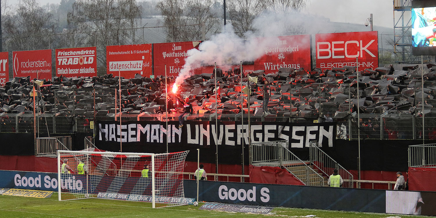 Hasemann unvergessen: Choreo und eine einzelne Fackel im Gästeblock