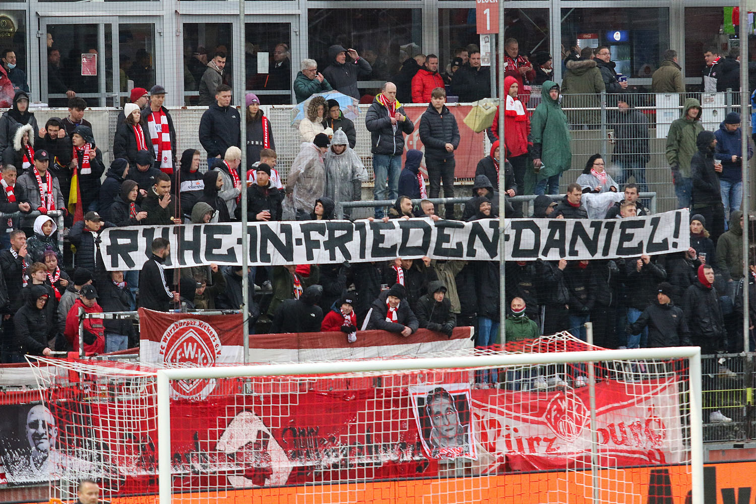 Gedenken auch von den Würzburger Fans: Ruhe in Frieden, Daniel!