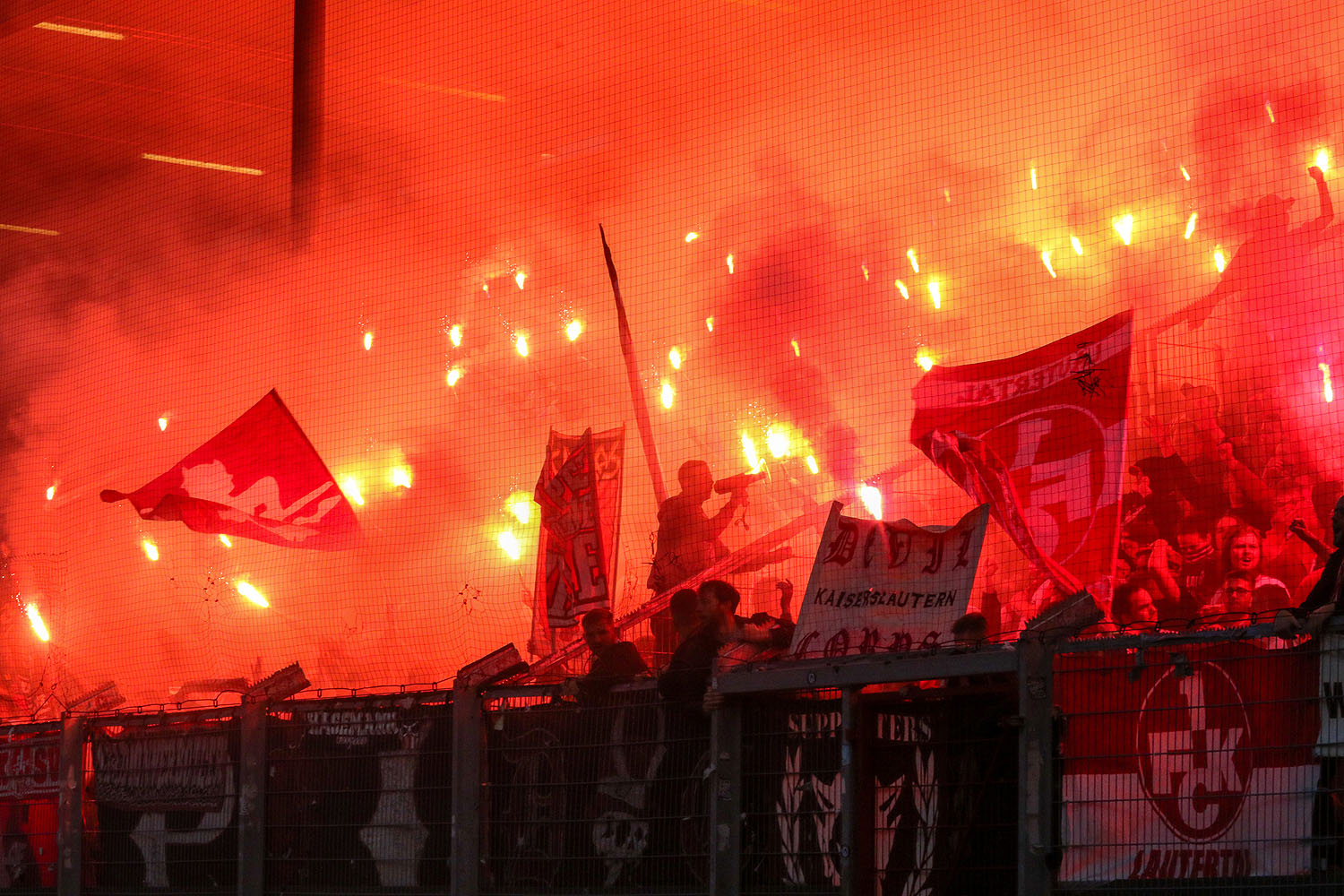 Pyro-Show im Gästebereich
