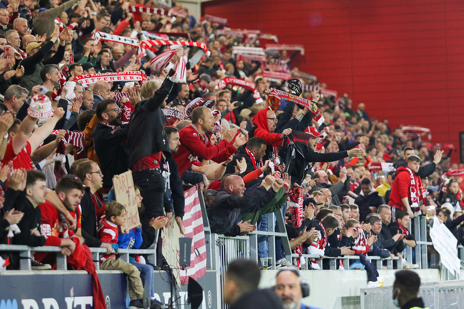 Aufmunterung durch die Fans nach dem Schlusspfiff