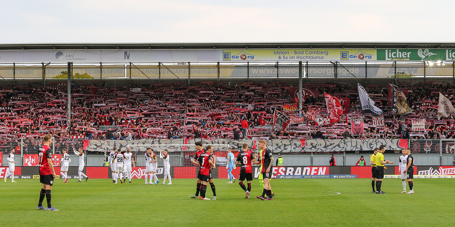 FCK-Fans im Stehplatzbereich auf der Südtribüne