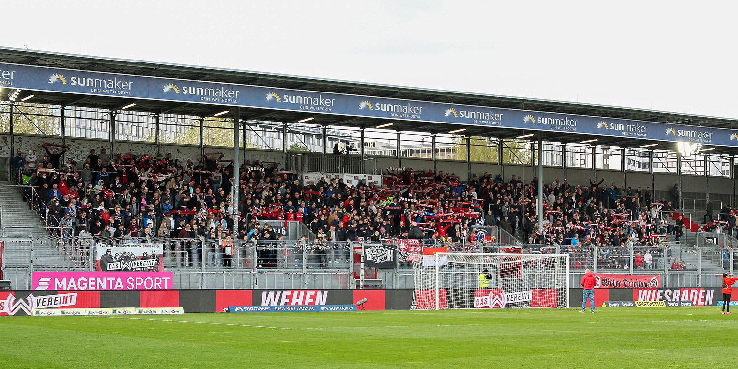 Wehen-Fans in der Heimkurve (Nordtribüne)
