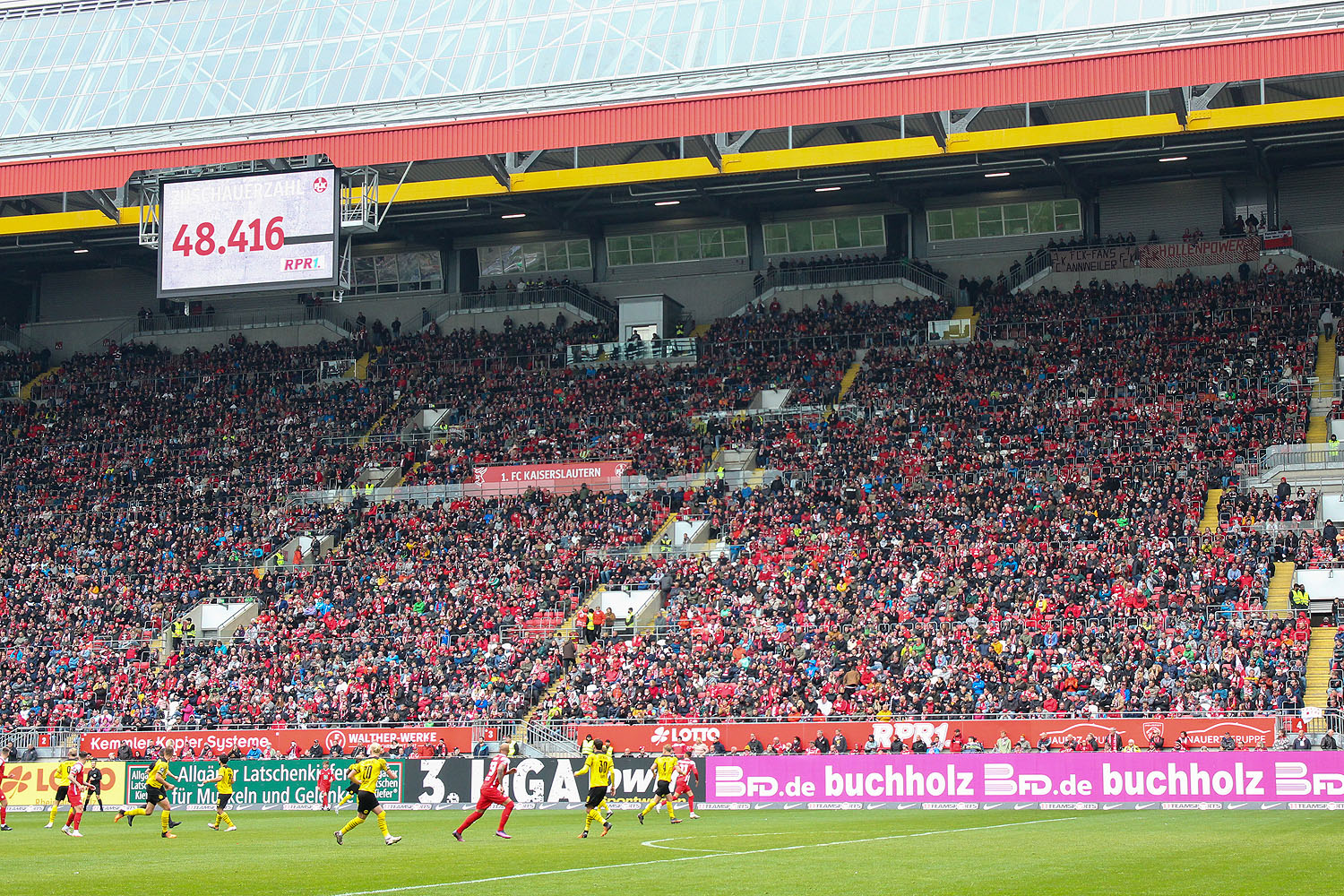 48.416 Zuschauer im Fritz-Walter-Stadion, Südtribüne, Anzeigetafel, Kaiserslautern, Dortmund