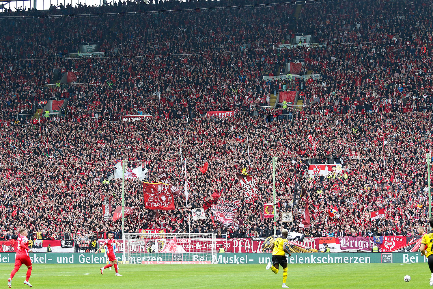 Fans des FCK in der ausverkauften Westkurve, Kaiserslautern, Dortmund