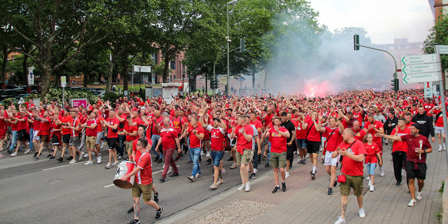 Fanmarsch vom Sankt Martins Platz zum Fritz-Walter-Stadion