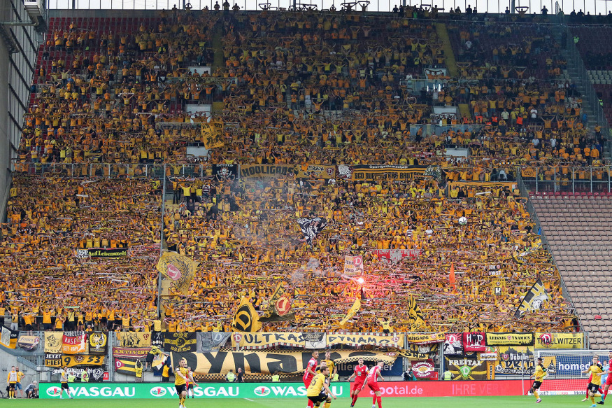 Gästebereich mit den Fans von Dynamo Dresden