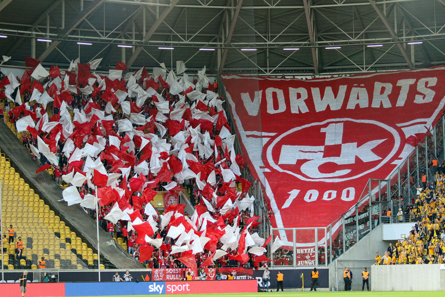 Choreographie im mit  3.000 Fans gefüllten Gästeblock