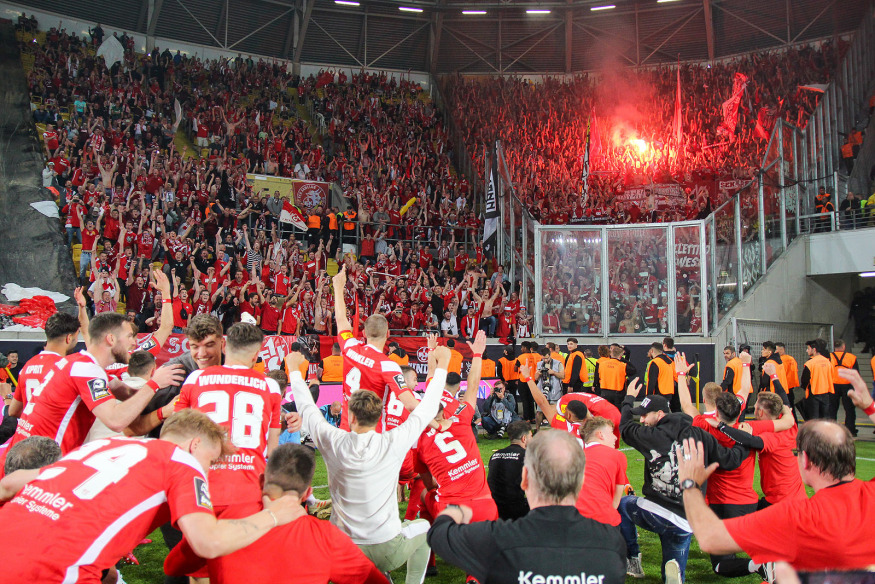 Aufstiegsfeier der Spieler mit den Fans