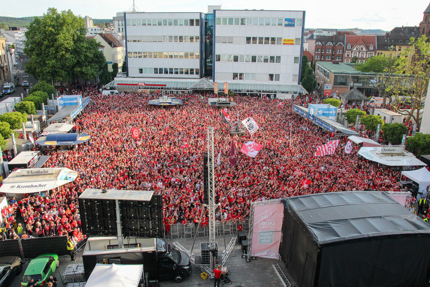 Aufstiegsfeier des 1. FC Kaiserslautern auf dem Stiftsplatz