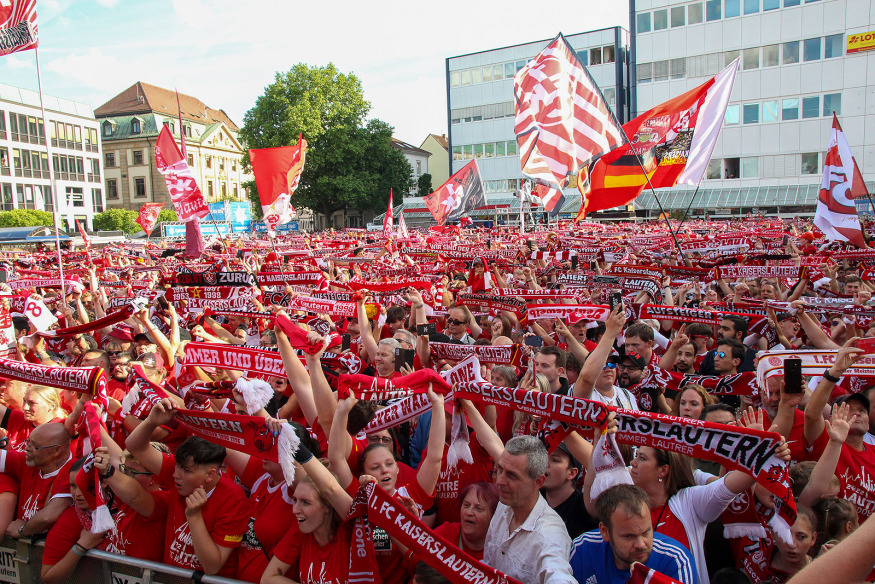 Aufstiegsfeier des 1. FC Kaiserslautern auf dem Stiftsplatz