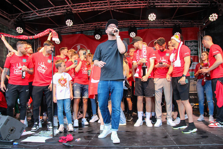 Aufstiegsfeier des 1. FC Kaiserslautern auf dem Stiftsplatz