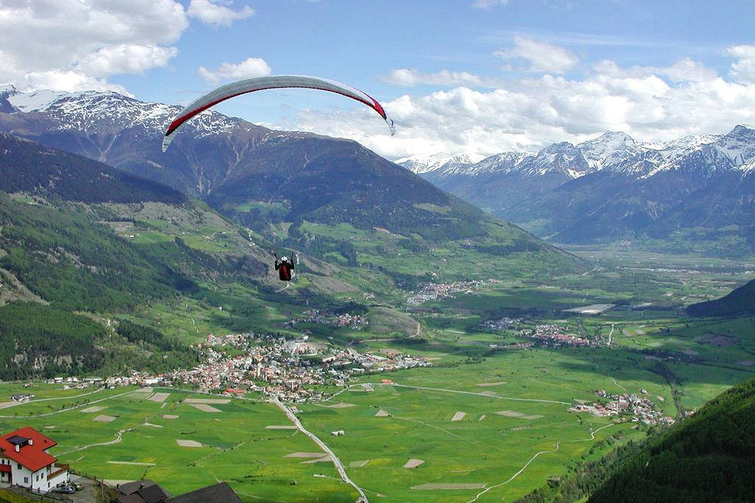 Gleitschirmfliegen im Obervinschgau; Foto: Flyout / Creative Commons