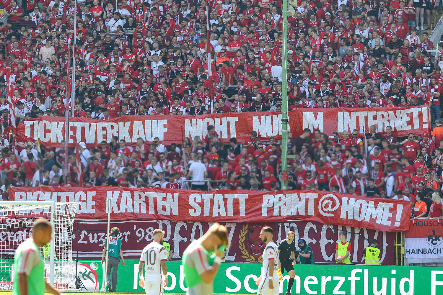 Spruchband: Ticketverkauf nicht nur im Internet! Richtige Karten statt Print@Home!