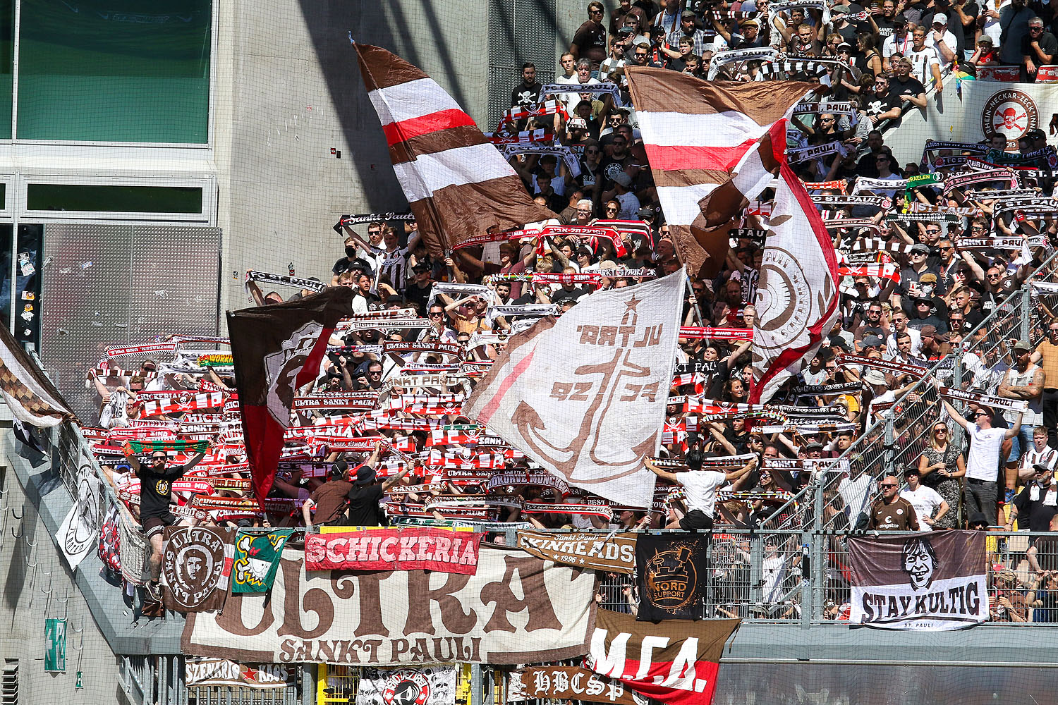 Schals und Fahnen im Gästeblock von St. Pauli