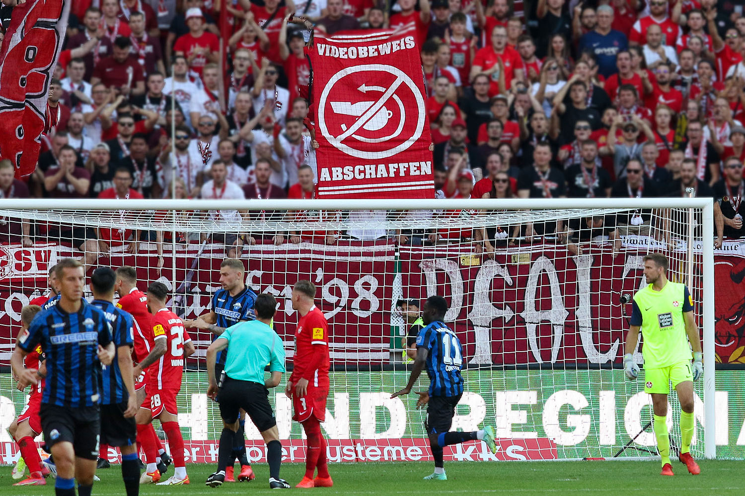 Protestbanner gegen den Videobeweis: Videobeweis abschaffen