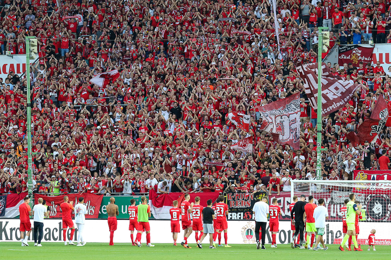 Die FCK-Spieler bedanken sich bei der Westkurve für den Support