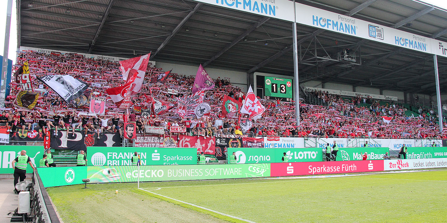 Gästeblock feiert nach Abpfiff