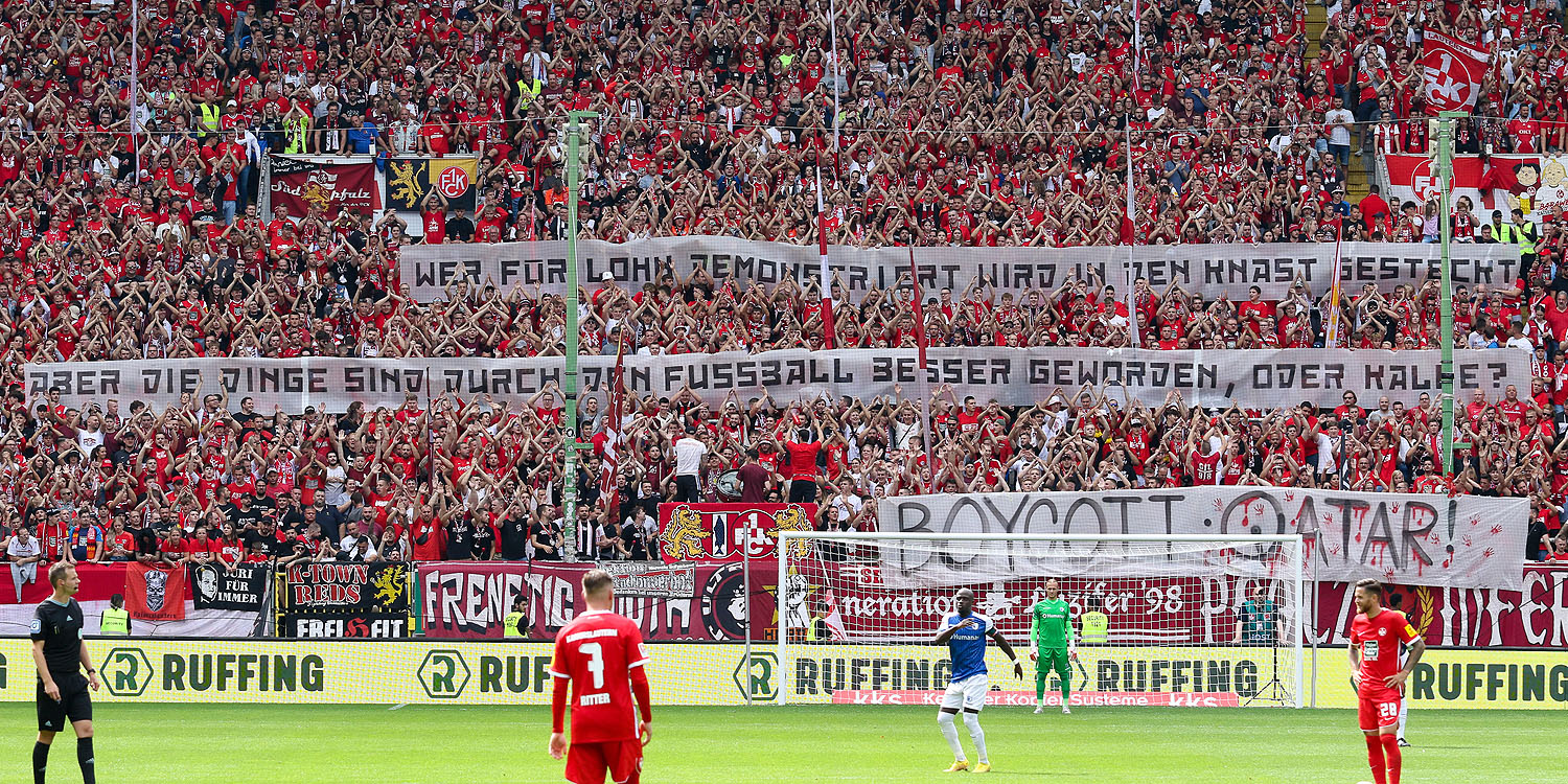 Protest-Spruchband gegen Bedingungen in Katar