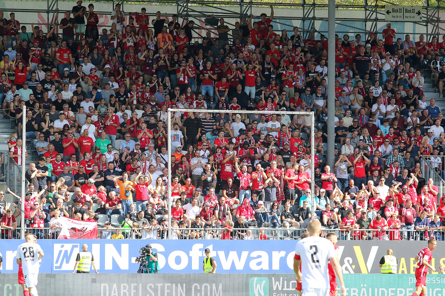 FCK-Fans auf der Osttribüne