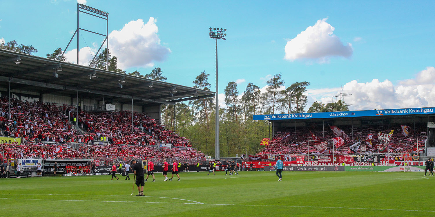 Ein Teil der FCK-Fans auf der Gäste- und der Gegentribüne