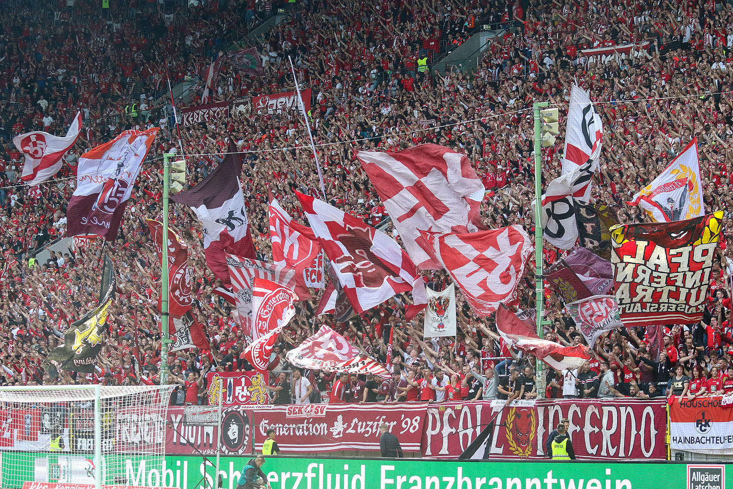 FCK-Fans in der Westkurve gegen Darmstadt