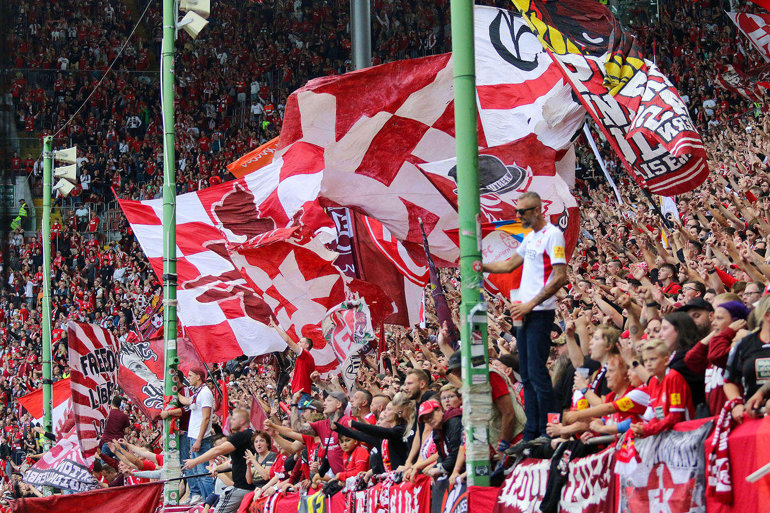 FCK-Fans in der Westkurve gegen Darmstadt