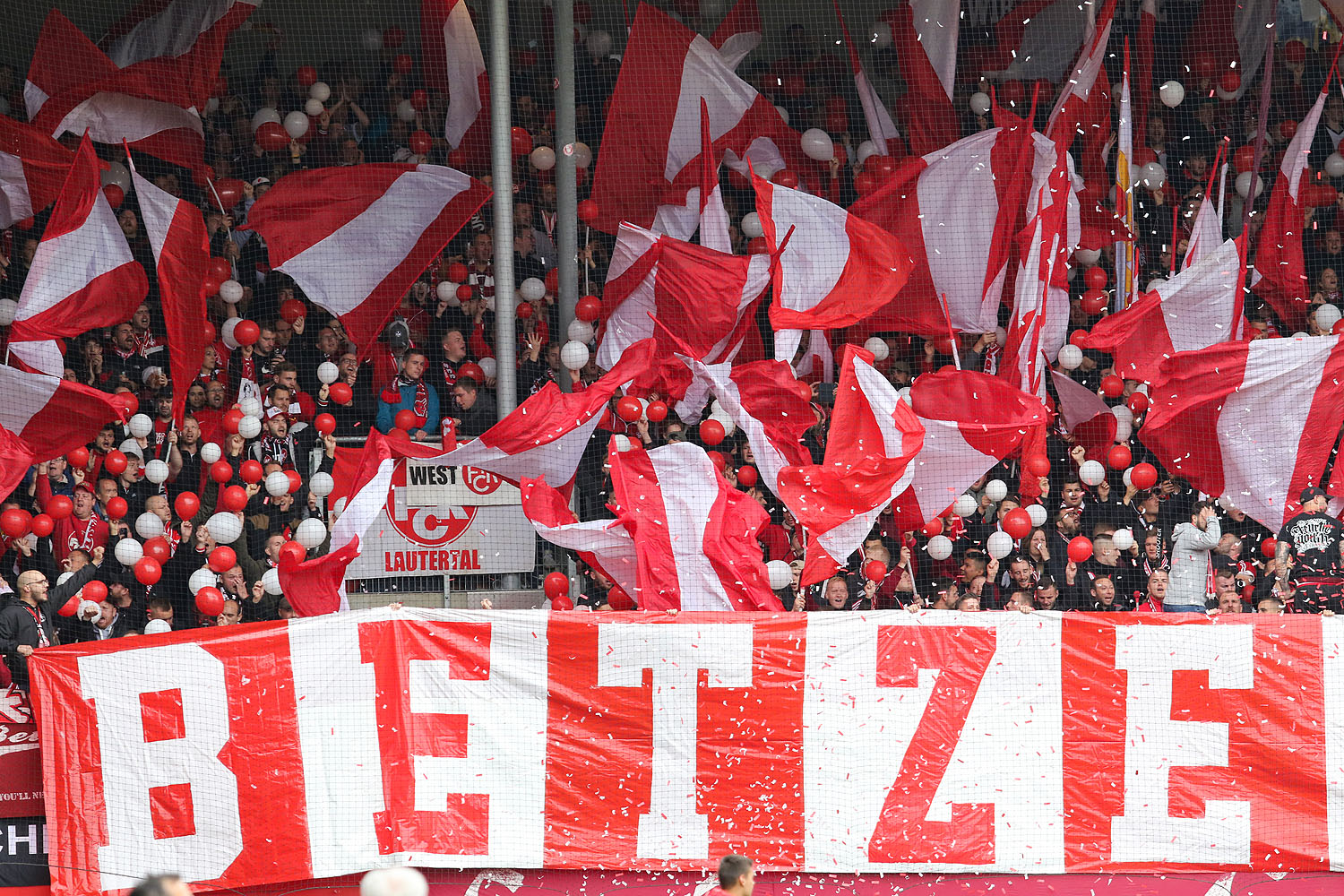 Rot-weißes Konfetti im Gästeblock