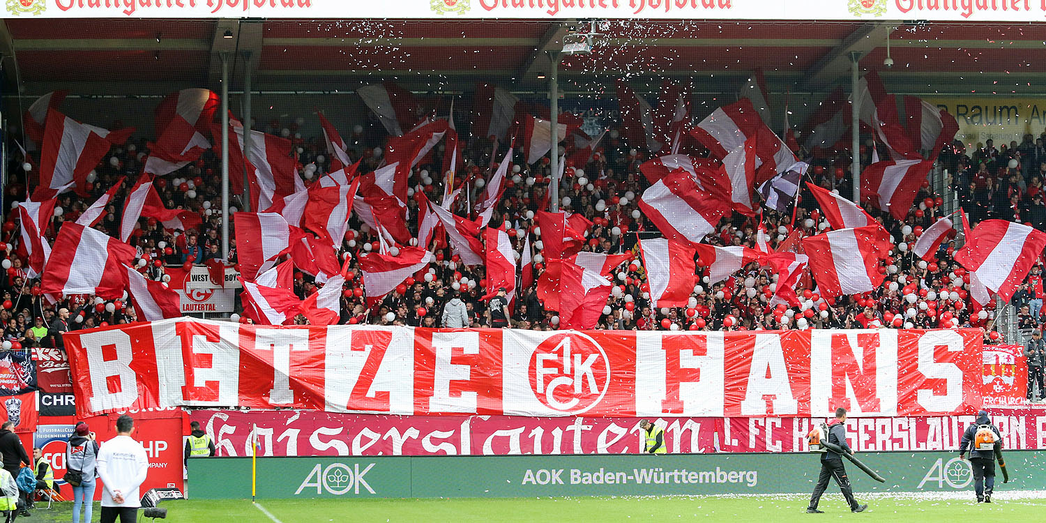 Choreographie im Gästeblock: Betze Fans