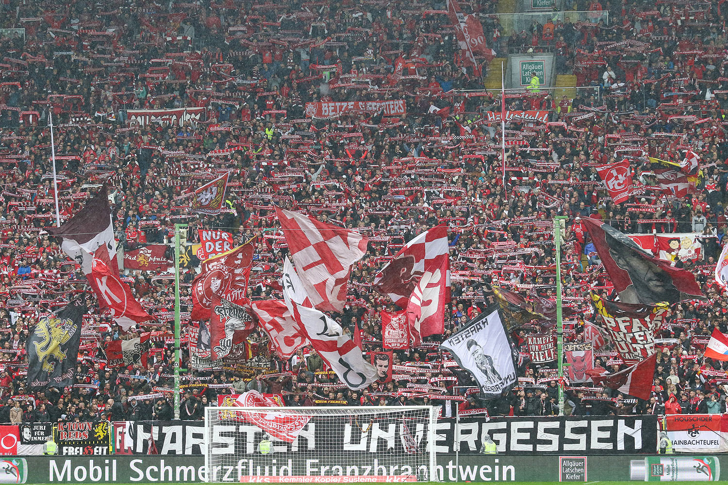 Zaunfahne in Erinnerung an den vor sechs Jahren vestorbenen FCK-Fan Karsten