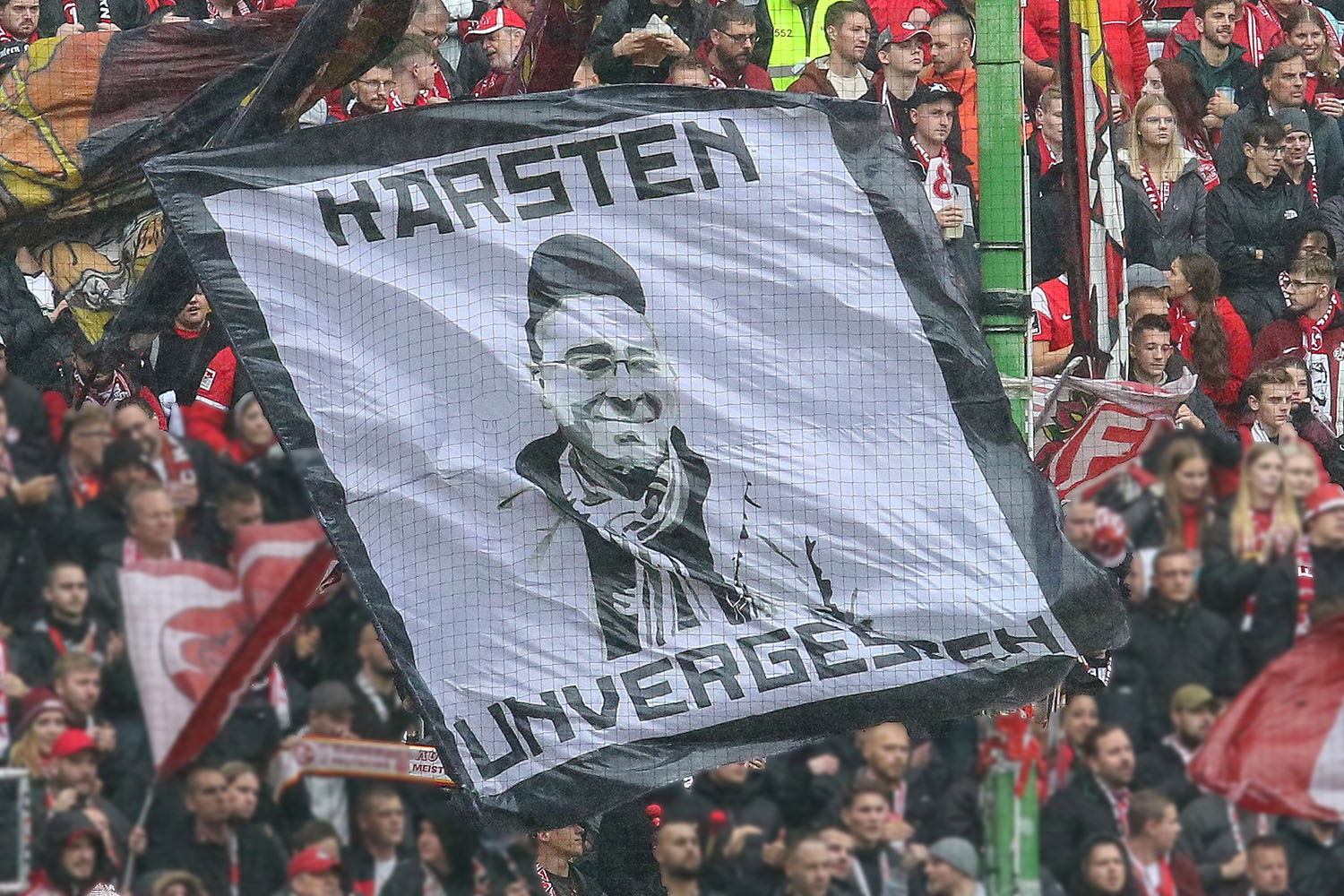 Schwenkfahne in Erinnerung an den vor sechs Jahren vestorbenen FCK-Fan Karsten