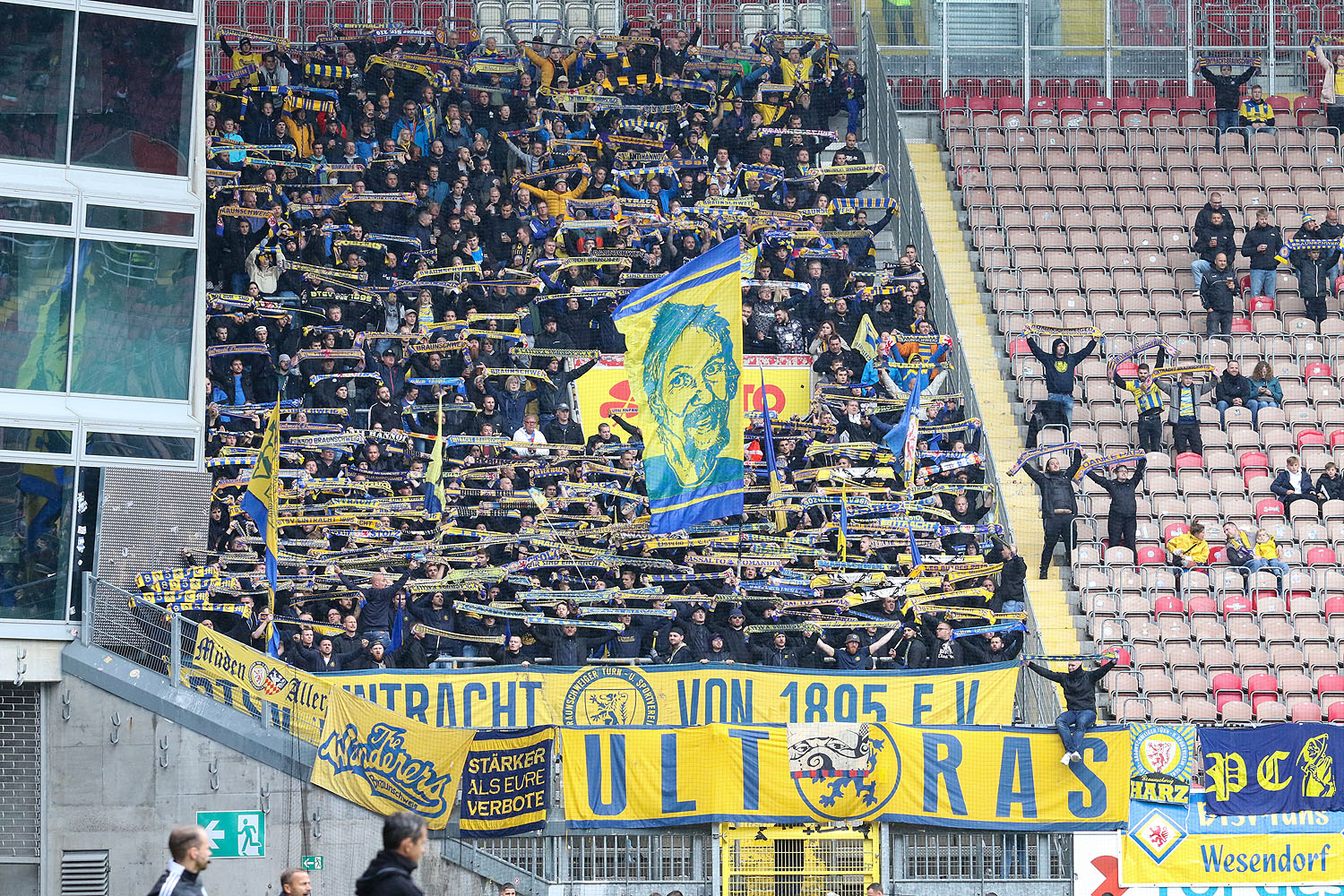 Schalparade der Fans von Eintracht Braunschweig in der 67. Minute