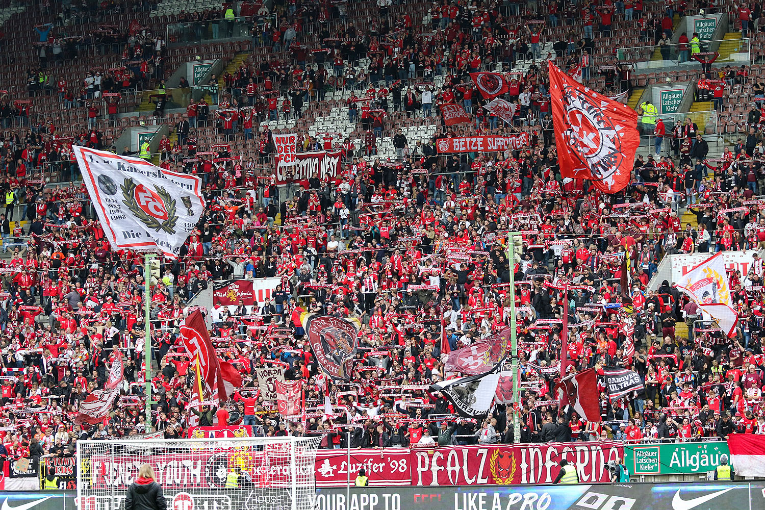 FCK-Fans nach Schlusspfiff in der Westkurve