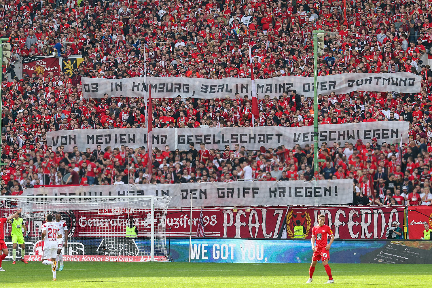 Spruchband: Ob in Hamburg, Berlin, Mainz oder Dortmund. Von Medien und Gesellschaft verschwiegen. Polizeiwillkür in den Griff kriegen!