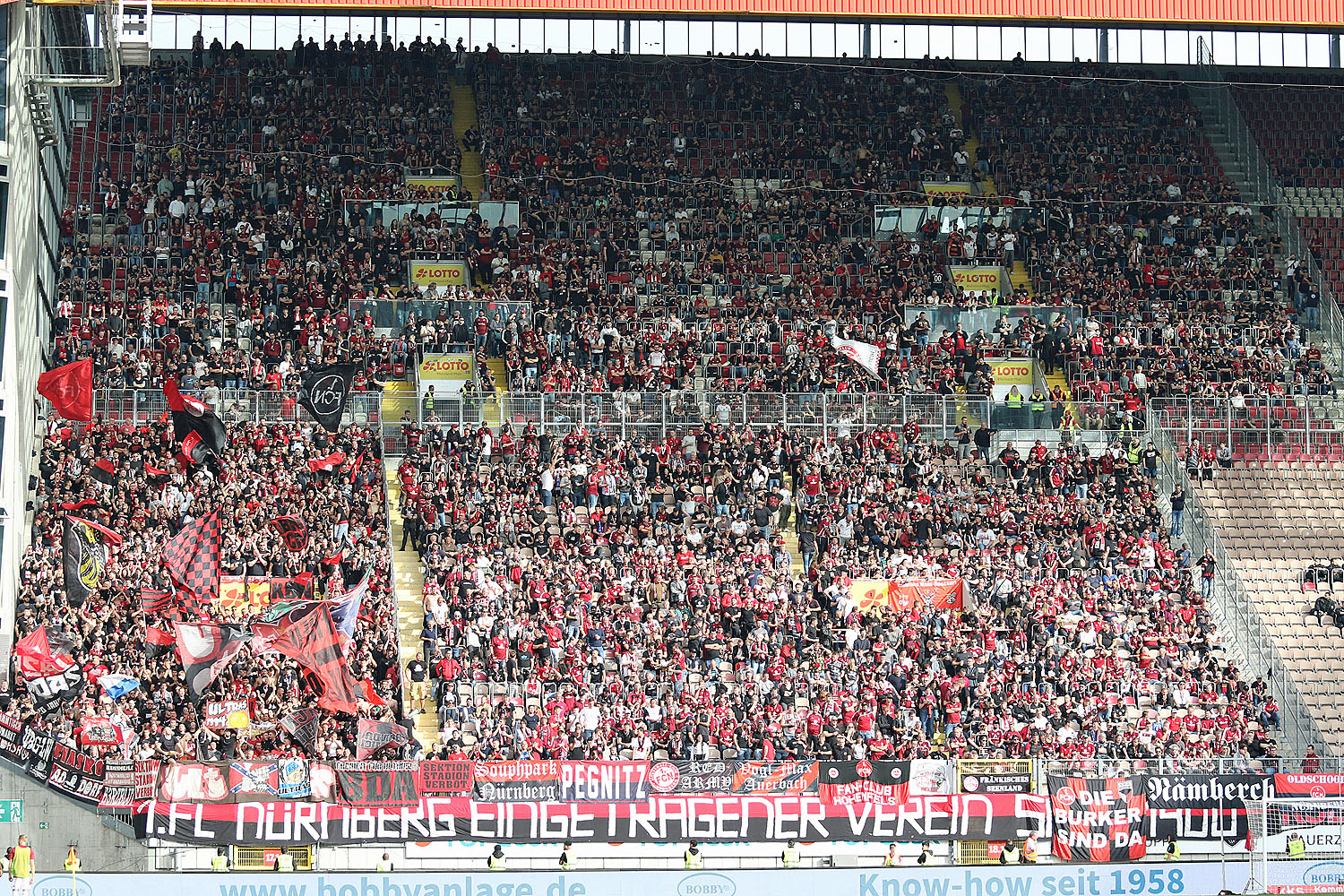 Rund 6.000 Nürnberg-Fans begleiteten ihre Mannschaft auf den Betzenberg