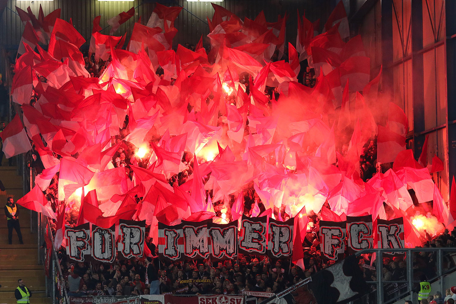 Pyroshow im Gästeblock