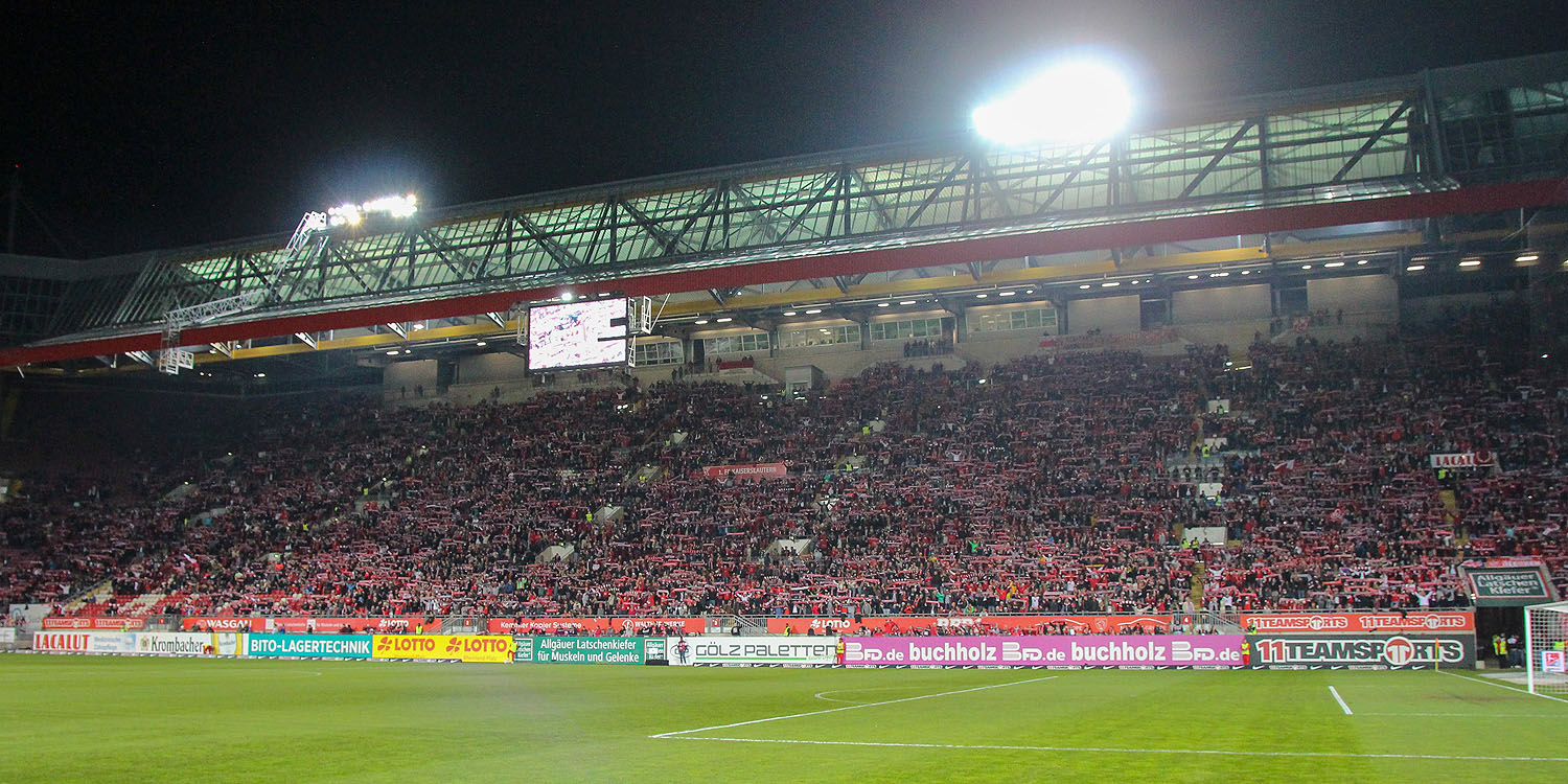 Voll besetzte Südtribüne beim Derby gegen Karlsruhe