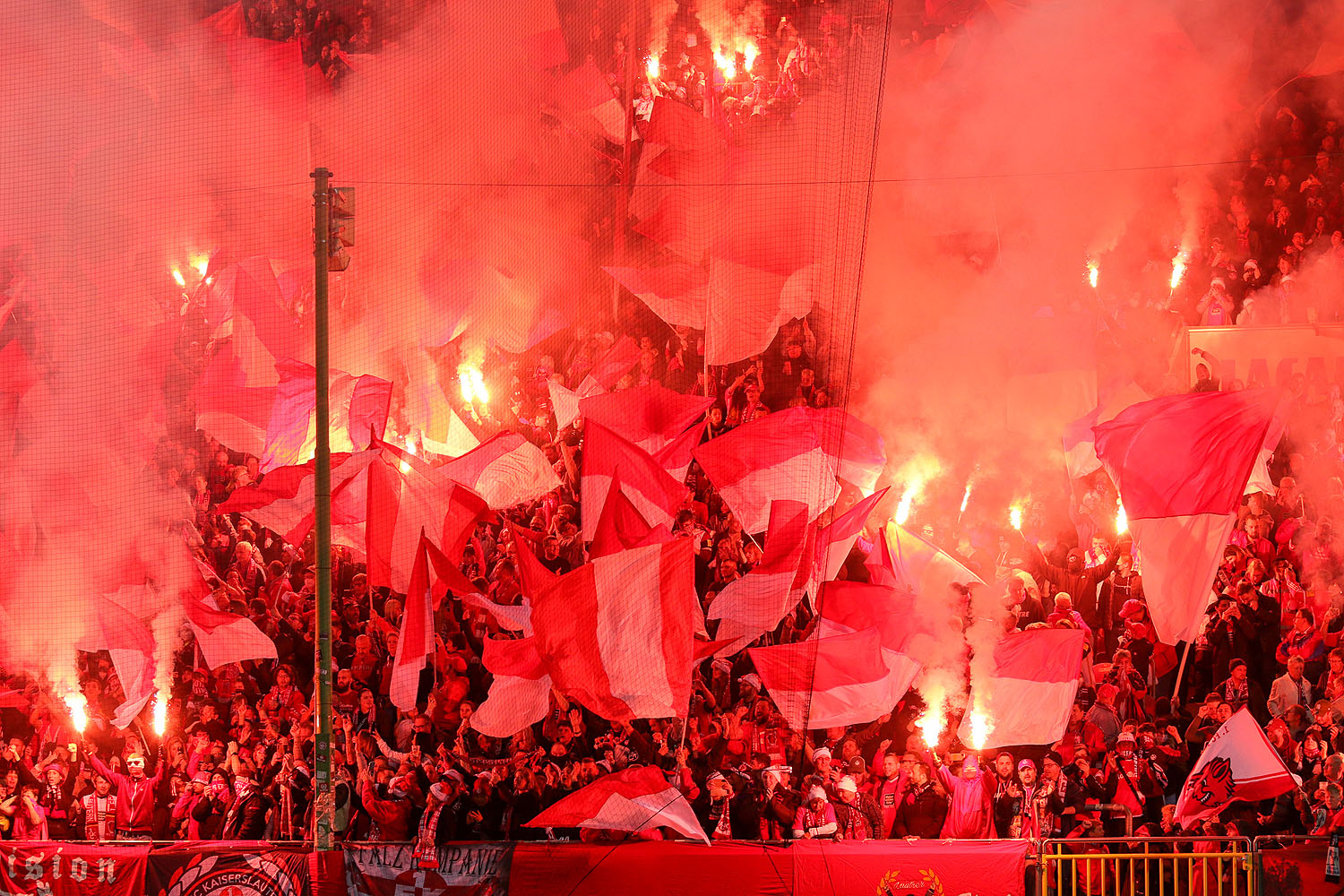 Pyro-Show in der Westkurve