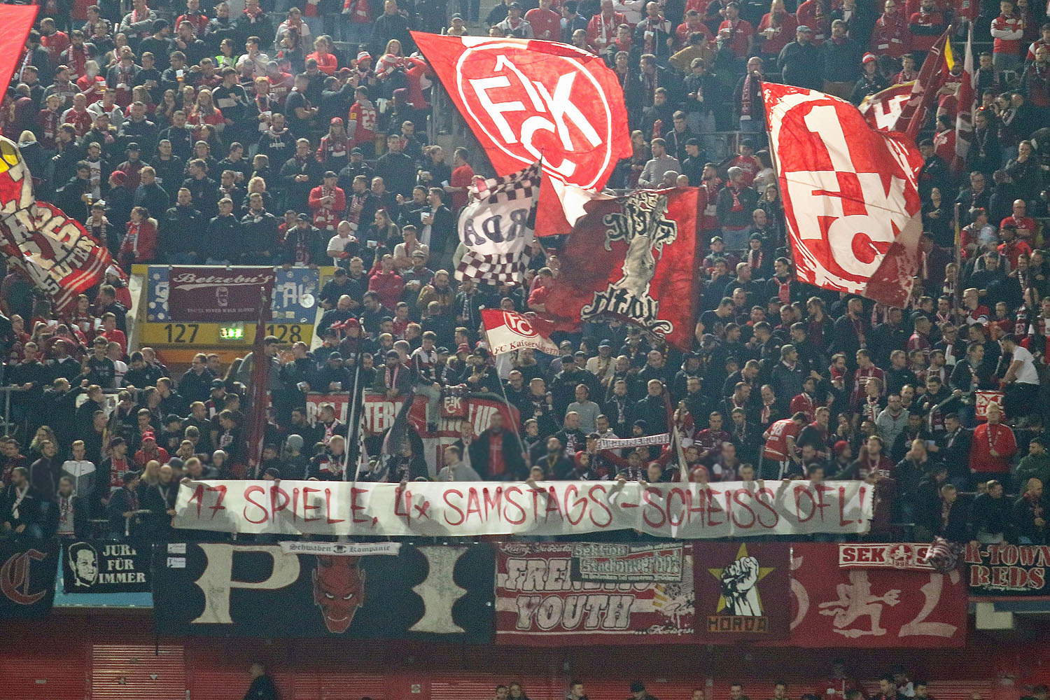 Spruchband: 17 Spiele, 4x samstags - Scheiß DFL!