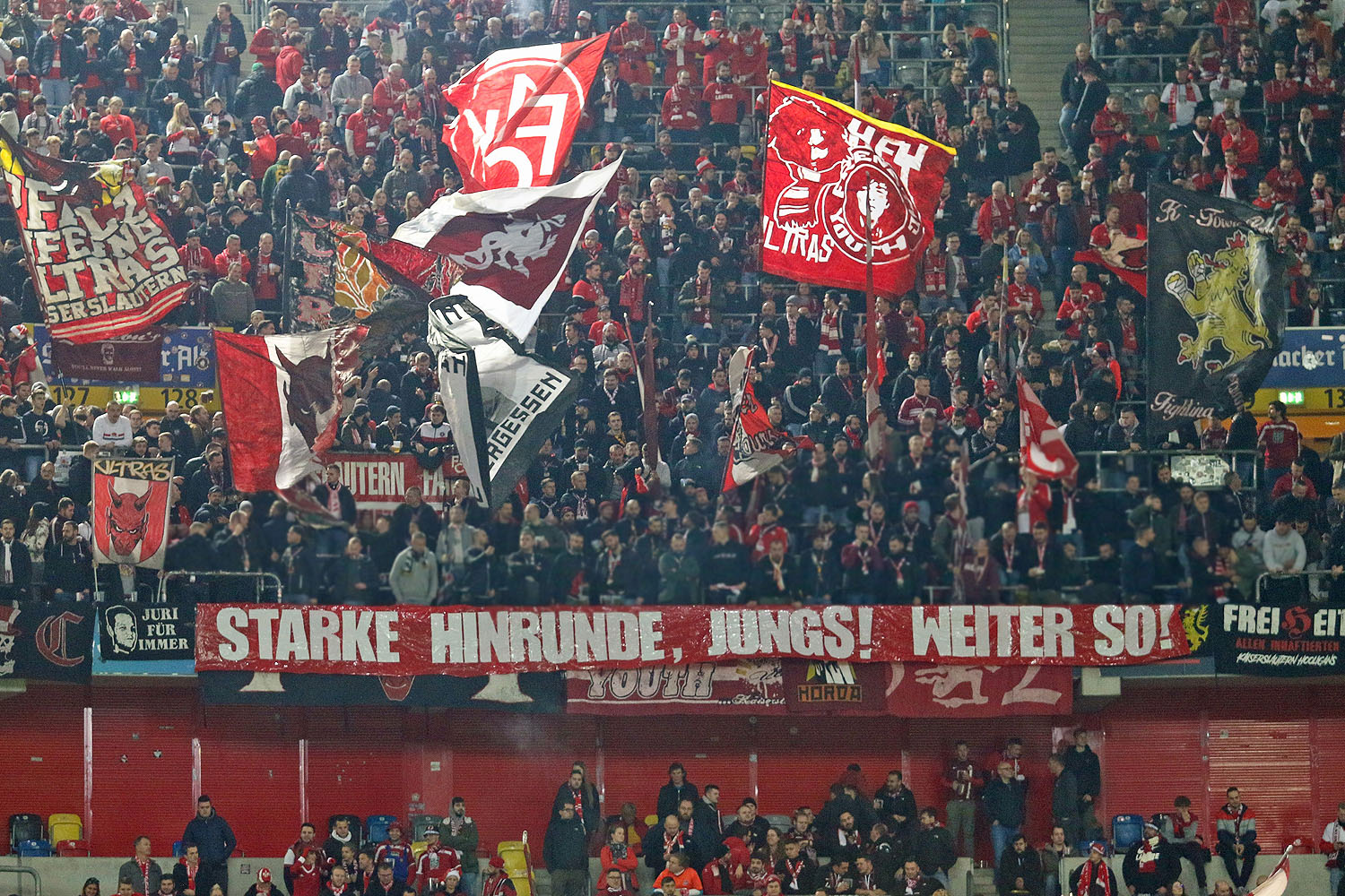 Spruchband: Super Hinrunde, Jungs! Weiter so!